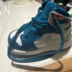 Nike Teal and White Baby Sneakers2c
